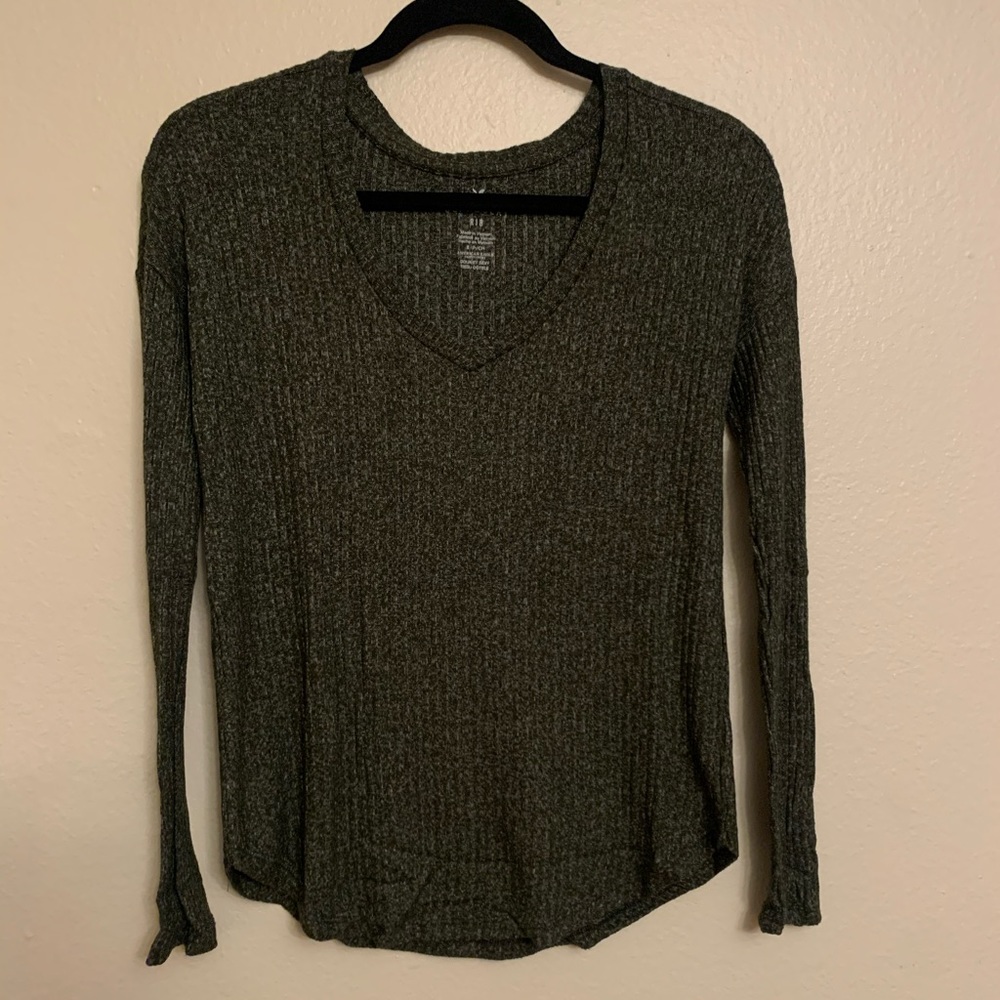 American Eagle V neck long sleeve